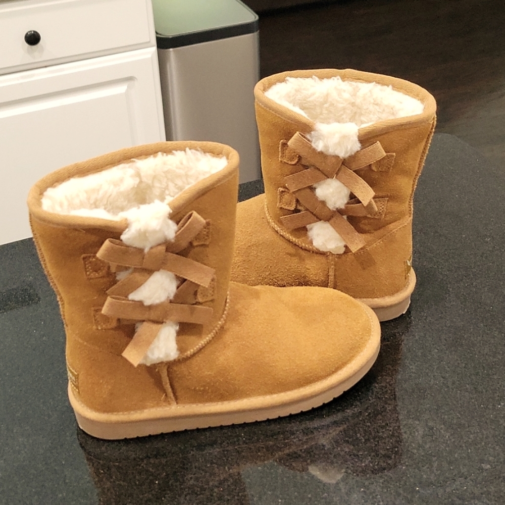 Ugg KOOLABURRA Girls Victoria Short Boot
